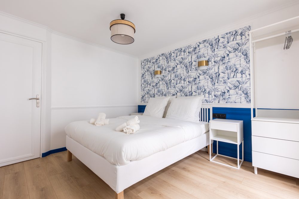 Chambre 1, papier peint bleu