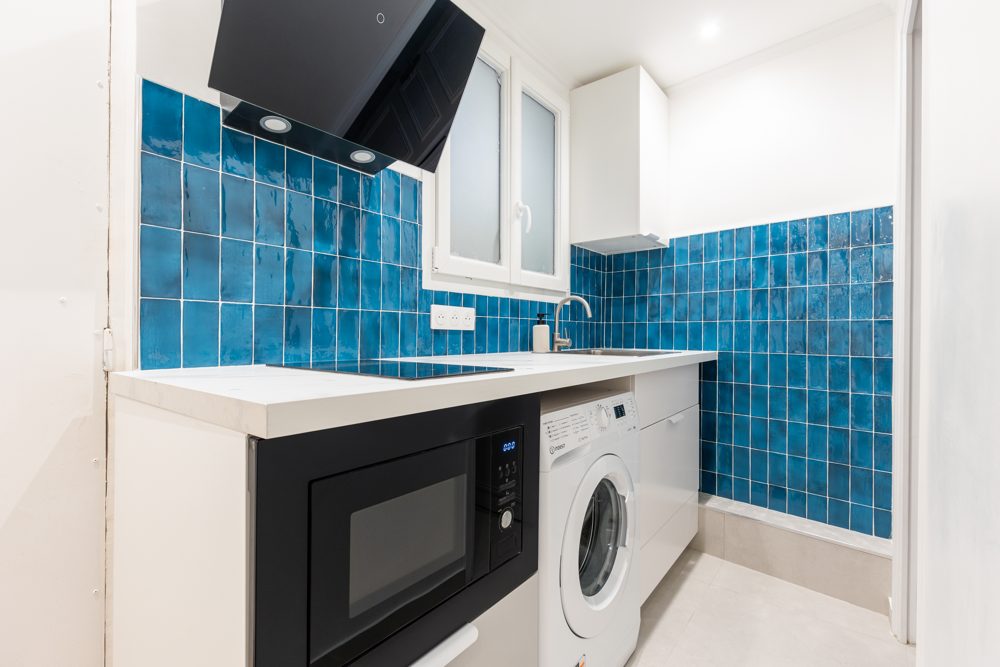 Kitchenette aux carreaux bleus