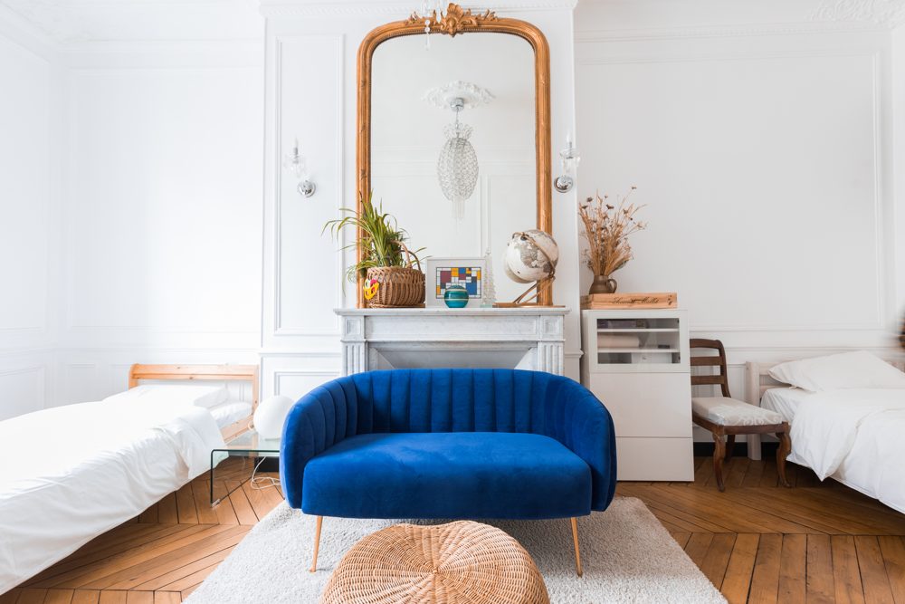 Chambre 2, canapé bleu et lits simples