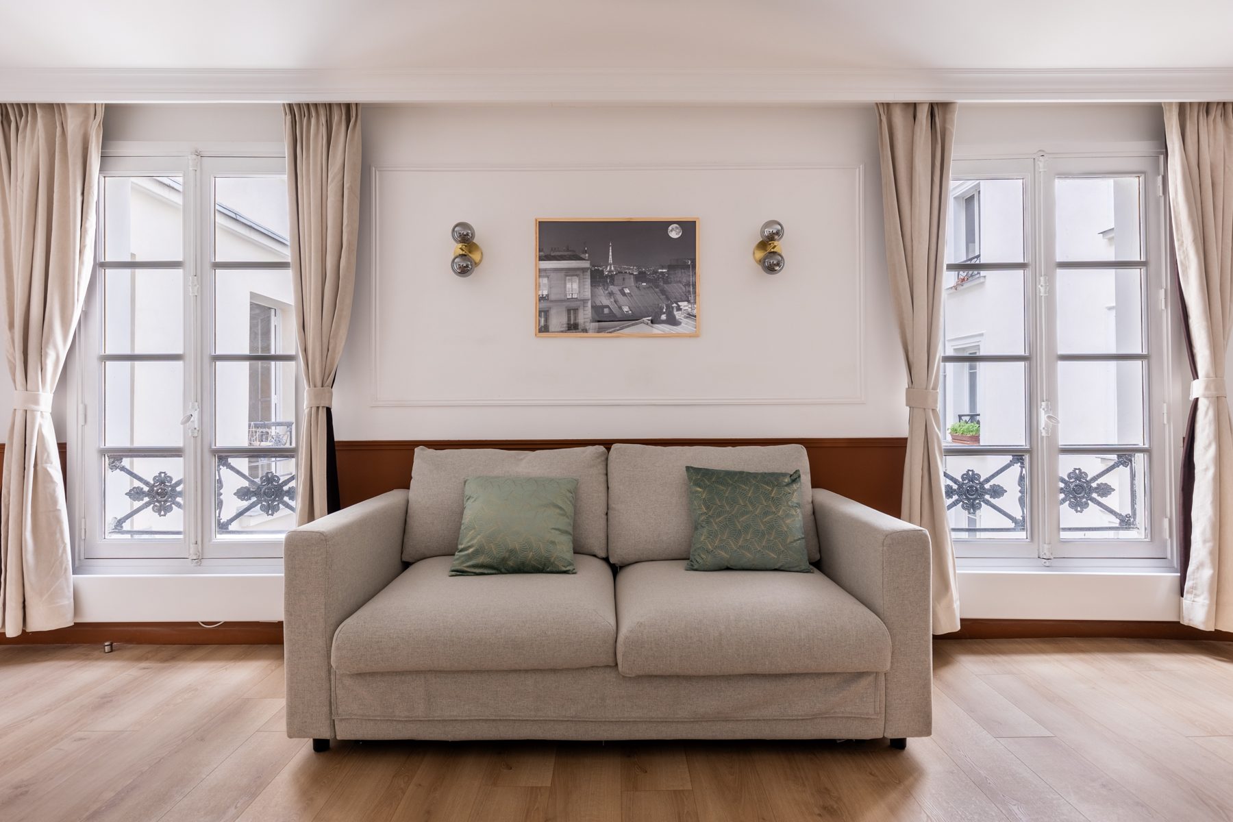 Salon de l'Appartement Vert, canapé et fenêtres