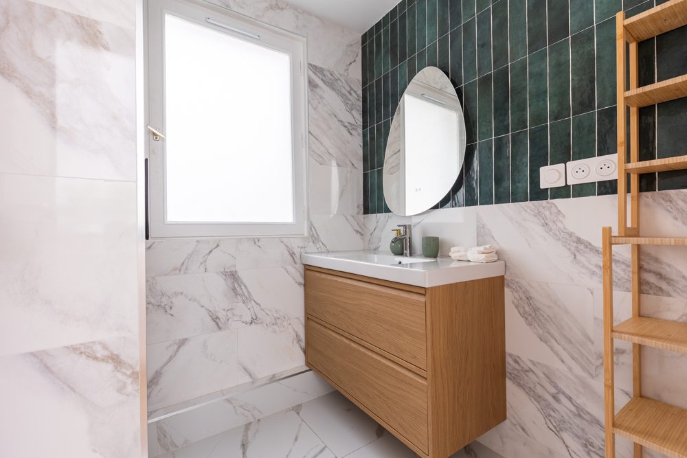 Salle de bain aux carreaux verts